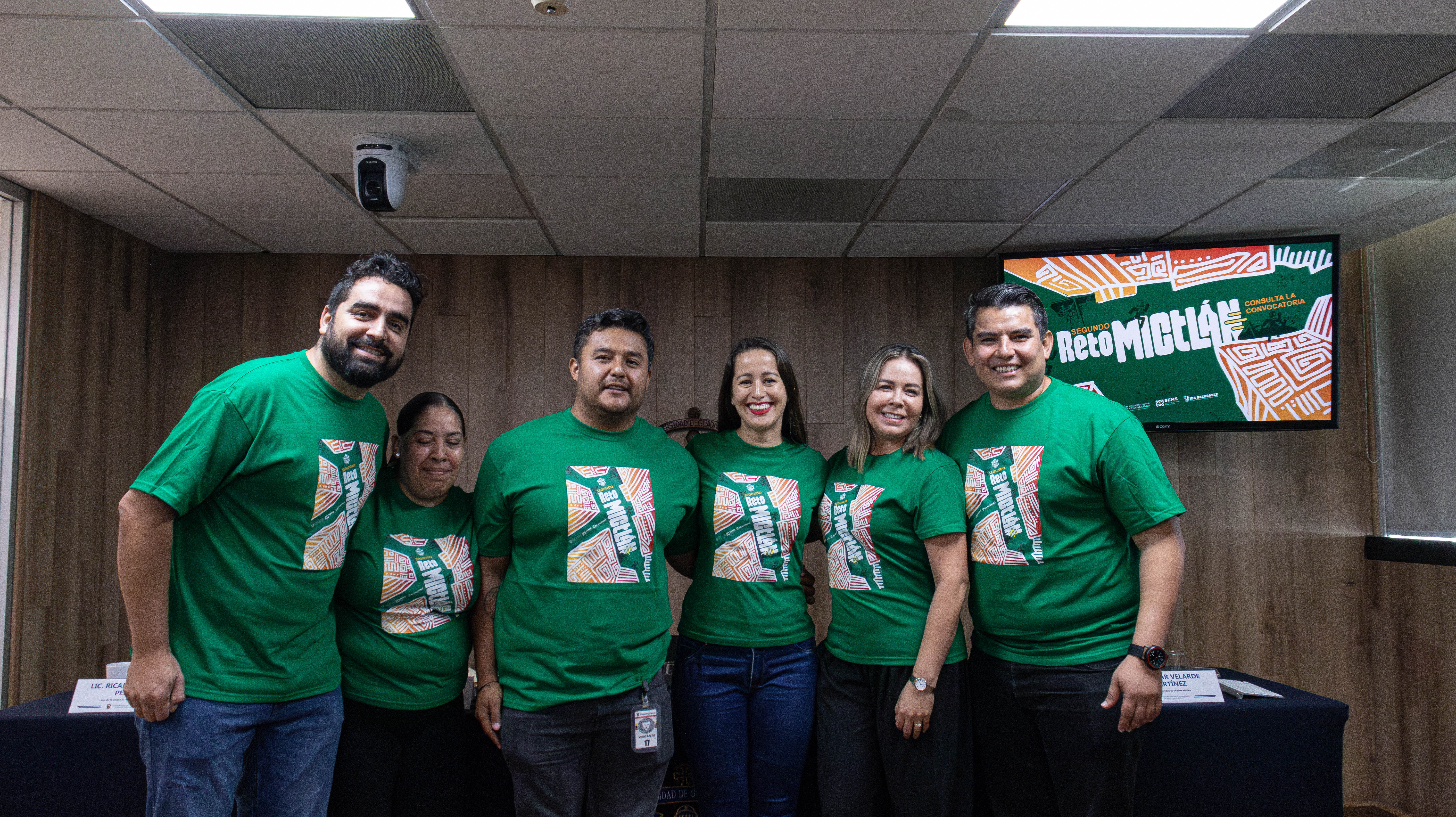 Autoridades del evento de pie en rueda de prensa